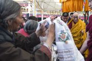 Его Святейшество Далай-лама покидает главный тибетский храм по окончании учений. Дхарамсала, Индия. 16 марта 2014 г. Фото: Тензин Чойджор (офис ЕСДЛ)