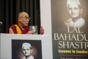 Его Святейшество Далай-лама выступает на презентации книги "Лал Бахадур Шастри - уроки лидерства". Дели, Индия. 23 марта 2014 г. Фото: Тензин Чойджор (офис ЕСДЛ)