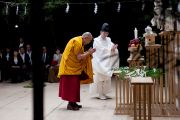 Его Святейшество Далай-лама участвует в синтоистском ритуале очищения перед началом публичной лекции. Сендай, Япония. 7 апреля 2014 г. Фото: Джереми Рассел (офис ЕСДЛ)