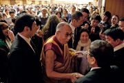 Его Святейшество Далай-лама прощается со своими почитателями по завершении учений. Токио, Япония. 17 апреля 2014 г. Фото: Тибетский офис в Японии