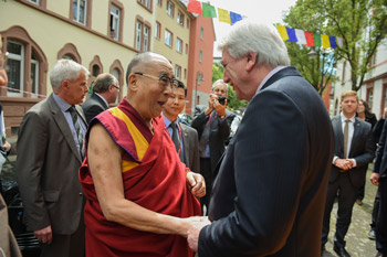 В первый день пребывания во Франкфурте Далай-лама посетил Тибетский дом