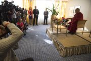 Его Святейшество Далай-лама отвечает на вопросы журналистов на пресс-конференции в Риге. 6 мая 2014 г. Фото: Тензин Чойджор (офис ЕСДЛ)