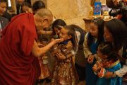 Его Святейшество Далай-лама здоровается со своими поклонниками. Осло, Норвегия. 7 мая 2014 г. Фото: Дежерми Рассел (офис ЕСДЛ)