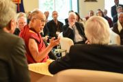Его Святейшество Далай-лама беседует с премьер-министром Фолькером Буфье и лидерами политических партий федеральной земли Гессен в Тибетском доме. Франкфурт, Германия. 13 мая 2014 г. Фото: Manuel Bauer