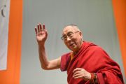 Его Святейшество Далай-лама прощается с аудиторией после лекции "Сострадание и самоосознанность" на стадионе "Фрапорт". Франкфурт, Германия. 14 мая 2014 г. Фото: Manuel Bauer