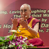 Жить, любить, смеяться и умирать по-буддийски – первый день учений Далай-ламы в Мумбаи