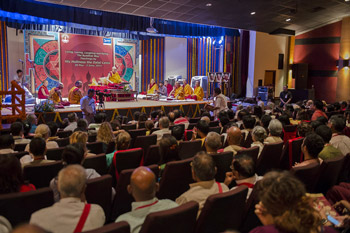 Жить, любить, смеяться и умирать по-буддийски – третий день учений Далай-ламы в Мумбаи