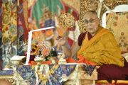 Его Святейшество Далай-лама во время 33-го посвящения читает молитвы во время утренней сессии подготовительных ритуалов к 33-му Калачакры. Лех, Ладак, штат Джамму и Кашмир, Индия. 12 июля 2014 г. Фото: Мануэль Бауэр.