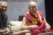 Его Святейшество Далай-лама отвечает на вопросы слушателей после лекции, прочитанной им по просьбе Раджива Чандрасекшара и представителей университета Ашоки. Дели, Индия. 22 сентября 2014 г. Фото: Тензин Чойджор (офис ЕСДЛ)