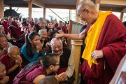 Его Святейшество Далай-лама шутливо здоровается с пожилым тибетцев в главном тибетском храме в первый день учений, которые он дарует по просьбе буддистов из Юго-Восточной Азии. Дхарамсала, Индия. 24 сентября 2014 г. Фото: Тензин Чойджор (офис ЕСДЛ)