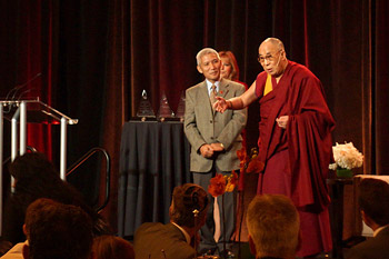 В Ванкувере Далай-лама принял участие в беседах о воспитании сердца