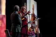 Его Святейшество Далай-лама выступает на конференции "Наука воспитания сердца". Ванкувер, Канада. 21 октября 2014 г. Фото: Джереми Рассел (офис ЕСДЛ)