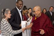 Его Святейшество Далай-лама приветствует студентов и преподавателей Принстонского университета перед началом лекции "Развитие сердца". 28 октября 2014 г. Нью-Джерси, США. Фото: Denise Applewhite