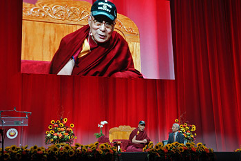 В последний день визита в Бостон Далай-лама прочел лекцию о воспитании сердца и ума