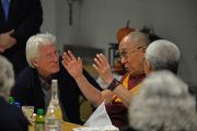 Его Святейшество Далай-лама на встрече со своими сторонниками (в том числе с Ричардом Гиром) после публичной лекции. Бостон, штат Массачусетс, США. 1 ноября 2014 г. Фото: Сонам Зоксанг