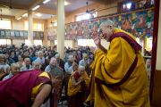 Его Святейшество Далай-лама приветствует буддистов из Кореи в главном буддийском храме перед началом второго дня трехдневных учений. Дхарамсала, Индия. 12 ноября 2014 г. Фото: Тензин Чойджор (офис ЕСДЛ)