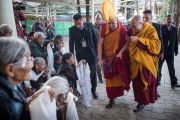 Его Святейшество Далай-лама приветствует своих последователей во дворе главного тибетского храма перед началом четырехдневных учений для буддистов из Монголии. Дхарамсала, Индия. 2 декабря 2014 г. Фото: Тензин Чойджор (офис ЕСДЛ)