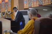 Избранный руководитель тибетцев в эмиграции сикьонг Лобсанг Сенге выступает на церемонии, посвященной 55-летию со дня первых учений, дарованных Далай-ламой в изгнании в Таванге. Мундгод, Индия. 26 декабря 2014 г. Фото: Тензин Чойджор (офис ЕСДЛ)