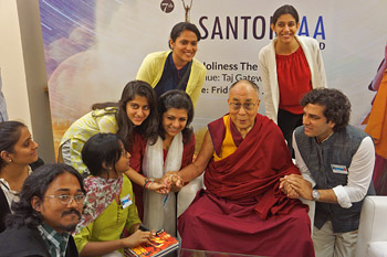 В Сурате Далай-ламе вручили премию Сантокбаа