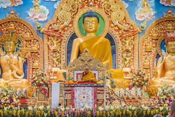 В Шераблинге Далай-лама даровал посвящение долгой жизни и провел учения по сочинению Атиши «Светоч на пути к пробуждению»
