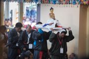 Подношение статуи Будды, один из элементов сложного ритуала молебна о долголетии Его Святейшества Далай-ламы. Дхарамсала, Индия. 4 марта 2015 г. Фото: Тензин Чойджор (офис ЕСДЛ)