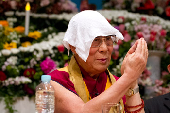 В Гифу Далай-лама ответил на вопросы журналистов и даровал учения
