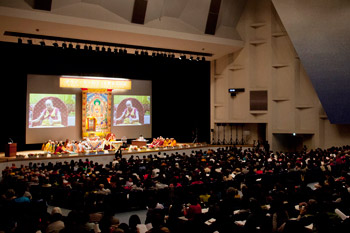 В Токио Далай-лама даровал посвящение Авалокитешвары и завершил учения по сочинениям «Ступени медитации» и «Три важнейших момента»
