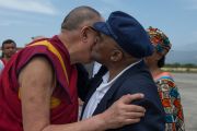 Его Святейшество Далай-лама и архиепископ Десмонд Туту обмениваются приветствиями в аэропорте Кангры. Дхарамсала, Индия. 18 апреля 2015 г. Фото: Тензин Чойджор (офис ЕСДЛ)