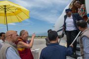 Его Святейшество Далай-лама приветствует архиепископа Десмонда Туту в аэропорте Кангры. Дхарамсала, Индия. 18 апреля 2015 г. Фото: Тензин Чойджор (офис ЕСДЛ)