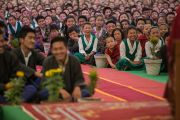 Ученики Тибетской детской деревни слушают Его Святейшество Далай-ламу. Дхарамсала, Индия. 23 апреля 2015 г. Фото: Тензин Чойджор (офис ЕСДЛ)