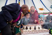 Архиепископ Туту, двое учеников Тибетской детской деревни и Его Святейшество Далай-лама задувают свечи на торте в честь 80-летия тибетского духовного лидера. Дхарамсала, Индия. 23 апреля 2015 г. Фото: Тензин Чойджор (офис ЕСДЛ)