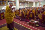 Его Святейшество Далай-лама приветствует собравшихся в начале второго дня четырехдневных учений в тантрическом монастыре-университете Гьюто. Сидбхари, Химачал-Прадеш, Индия. 11 мая 2015 г. Фото: Тензин Чойджор (офис ЕСДЛ)