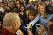 В сиднейском аэропорту журналистка старается пробиться через толпу, чтобы задать вопрос Его Святейшеству Далай-ламе. Сидней, Австралия. Фото: Джереми Рассел (офис ЕСДЛ)