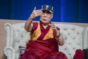 Его Святейшество Далай-лама выступает на заключительной сессии саммита "Глобальное сострадание". Ирвайн, штат Калифорния, США. 7 июля 2015 г. Фото: Тензин Чойджор (офис ЕСДЛ)