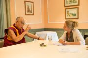 Его Святейшество Далай-лама отвечает на вопросы Карин Штайнбергер, редактора газеты "Зюддойче Цайтунг". Франкфурт, Германия. 13 июля 2015 г. Фото: Мануэль Бауэр
