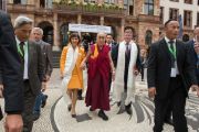 Его Святейшество Далай-лама идет из мэрии Висбадена в здание парламента федеральной земли Гессен. Висбаден, федеральная земля Гессен, Германия. 14 июля 2015 г. Фото: Мануэль Бауэр