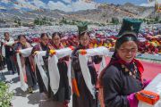 Местные жители несут ритуальные подношения во время молебна о долголетии Его Святейшества Далай-ламы. Ле, Ладак, штат Джамму и Кашмир, Индия. 30 июля 2015 г. Фото: Тензин Чойджор (офис ЕСДЛ)