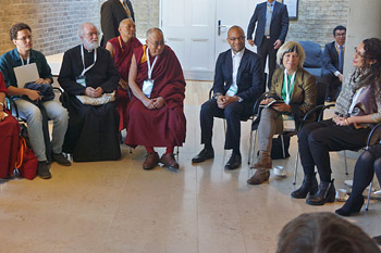 Второй день диалога «Взращивать мудрость, изменять людей» с участием Далай-ламы