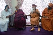 Его Святейшество Далай-лама и индуистские религиозные лидеры в Каршни-ашраме. Тримбакешвар, штат Махараштра, Индия. 30 августа 2015 г. Фото: Тензин Чойджор (офис ЕСДЛ)