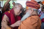 Его Святейшество Далай-лама и Свами Гуру Шарананд-джи обмениваются приветствиями. Тримбакешвар, штат Махараштра, Индия. 30 августа 2015 г. Фото: Тензин Чойджор (офис ЕСДЛ)