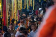 Его Святейшество Далай-лама покидает храм Тримбакешвар. Тримбакешвар, штат Махараштра, Индия. 30 августа 2015 г. Фото: Тензин Чойджор (офис ЕСДЛ)