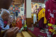 Его Святейшество Далай-лама здоровается с аудиторией в главном тибетском храме в начале второго дня учения для буддистов из Юго-Восточной Азии. Дхарамсала, Индия. 8 сентября 2015 г. Фото: Тензин Чойджор (офис ЕСДЛ)