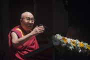 Его Святейшество Далай-лама выступает с речью на церемонии вручения премии им. Абдула Калама "Сева Ратна". Ченнаи, штат Тамилнад, Индия. 9 ноября 2015 г. Фото: Тензин Чойджор (офис ЕСДЛ)