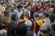 Его Святейшество Далай-лама приветствует участников конференции «Квантовая физика и философские воззрения мадхьямаки» в Университете им. Джавахарлала Неру. Дели, Индия. 13 ноября 2015 г. Фото: Тензин Чойджор (офис ЕСДЛ)