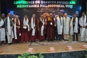 Его Святейшество Далай-лама с докладчиками по завершении работы конференции «Квантовая физика и философские воззрения мадхьямаки» в Университете им. Джавахарлала Неру. Дели, Индия. 13 ноября 2015 г. Фото: Тензин Чойджор (офис ЕСДЛ)