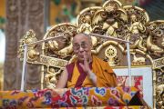 Его Святейшество Далай-лама читает молитву перед началом учений в монастыре Ташилунпо. Билакуппе, штат Карнатака, Индия. 19 декабря 2015 г. Фото: Тензин Чойджор (офис ЕСДЛ)
