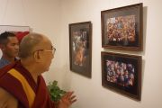 Его Святейшество Далай-лама на выставке фотографий Виджая Кранти "Спасибо, Далай-лама!" в галерее Всеиндийского общества изящных искусств и ремесел. Нью-Дели, Индия. 10 апреля 2016 г. Фото: Джереми Рассел (офис ЕСДЛ)