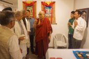 Его Святейшество Далай-лама на выставке фотографий Виджая Кранти "Спасибо, Далай-лама!" в галерее Всеиндийского общества изящных искусств и ремесел. Нью-Дели, Индия. 10 апреля 2016 г. Фото: Джереми Рассел (офис ЕСДЛ)