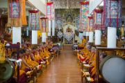 Его Святейшество Далай-лама и монахи монастыря Намгьял проводят молебен в храме Калачакры по случаю праздника Весак – дня рождения, просветления и ухода в паринирвану Будды Шакьямуни. Дхарамсала, Индия. 21 мая 2016 г. Фото: Тензин Чойджор (офис ЕСДЛ)