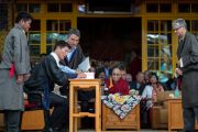 В присутствии Его Святейшества Далай-ламы сикьонг Лобсанг Сенге подписывает официальный документ о принятии присяги. Дхарамсала, Индия. 27 мая 2016 г. Фото: Тензин Чойджор (офис ЕСДЛ)